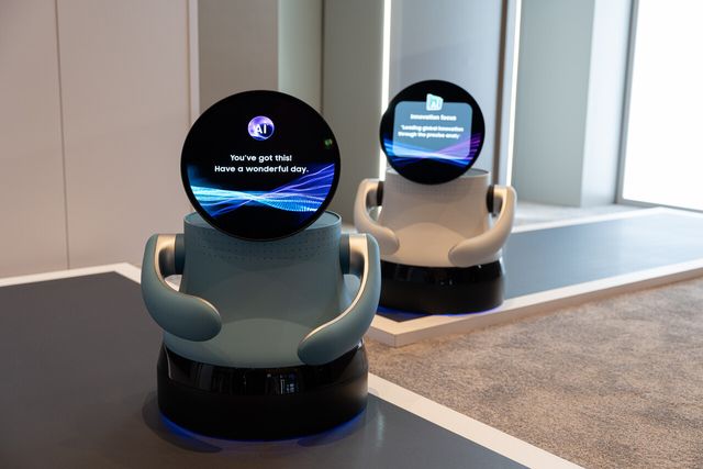 삼성디스플레이가 ‘CES 2026’ 미디어 초청 행사에서 공개한 차세대 AI 기기 콘셉트의 데모제품 ‘AI OLED 봇’. 가볍고 디자인 자유도가 높으며 전력 소모가 적은 OLED는 AI가 탑재된 로봇 등 차세대 AI 기기의 활용도를 높일 수 있다. [사진=삼성디스플레이]