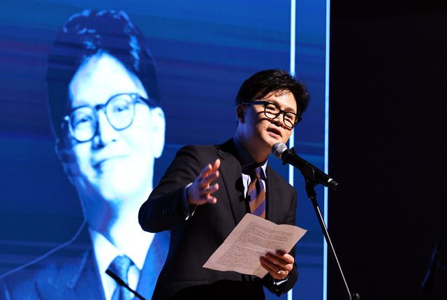 한동훈 전 국민의힘 대표가 지난해 12월 21일 경기 고양시 킨텍스 그랜드볼룸에서 열린 토크콘서트에서 인사말을 하고 있다. [사진제공=뉴시스]