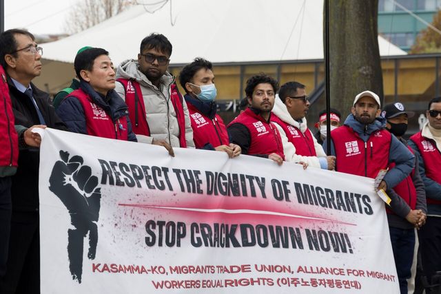 이주노동자평등연대와 노동조합 등 시민단체 회원들이 지난해 11월 23일 서울 종로구 대학로 마로니에 공원 앞에서 ‘정부 합동단속에 희생된 베트남 이주노동자 故뚜안 추모 및 이주노동자 인권, 노동권 공동행동 기자회견’을 진행하고 있다. [사진제공=뉴시스]