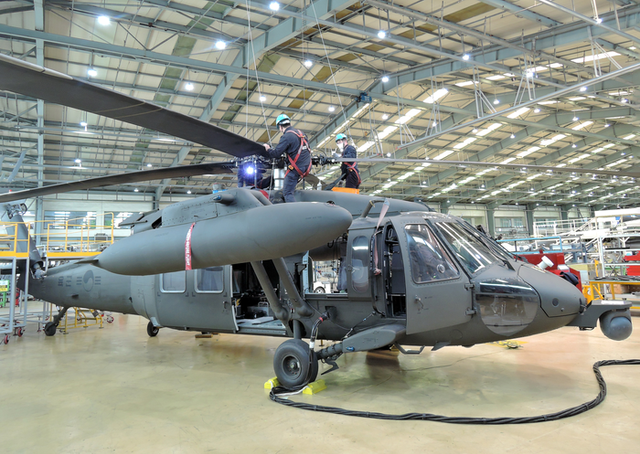 대한항공 항공우주사업본부 부산 테크 센터에서 UH-60 헬리콥터 창정비가 이뤄지는 모습. [사진=대한항공]<br>