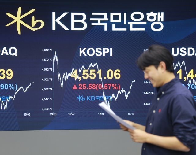 7일 코스피는 전 거래일보다 0.57포인트 오른 4551.06에 마감했다. [사진=국민은행]
