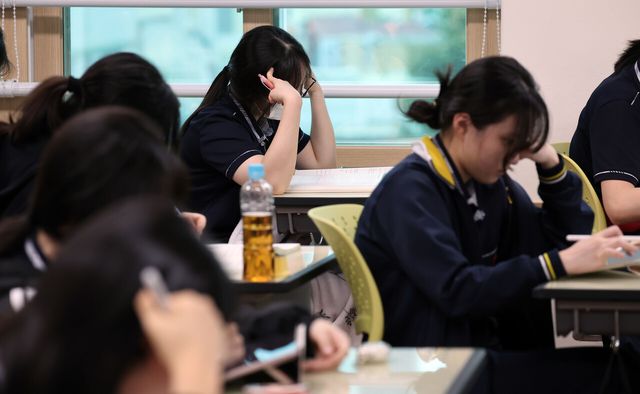 2026학년도 대학수학능력시험을 약 1개월 앞둔 2025년 10월 13일 부산 소재 모 고등학교 3학년 교실에서 수험생들이 공부하고 있다. [사진제공=뉴시스]
