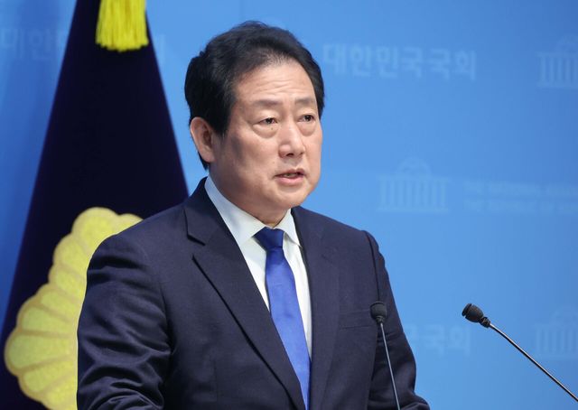 유동철 더불어민주당 최고위원 보궐선거 후보가 6일 오전 서울 여의도 국회 소통관에서 사퇴 기자회견을 하고 있다.<br>