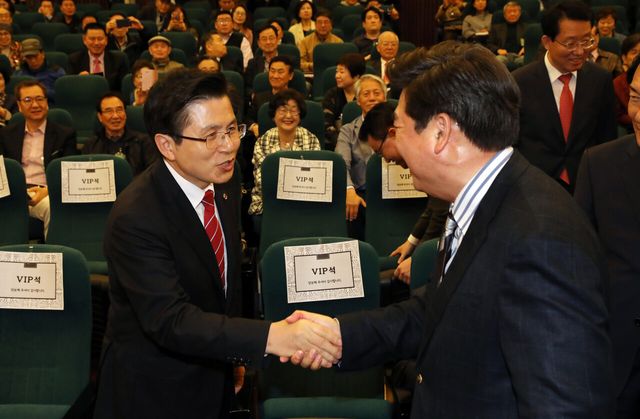 지난 2019년 4월 19일 서울 영등포구 여의도 국회도선관에서 열린 '자유우파 필승대전략' 고성국 출판기념회에서 황교안 당시 대표가 고성국 저자와 악수하고 있다. [사진제공=뉴시스]