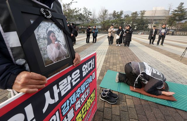 고(故) 뚜안 씨의 아버지가 지난달 29일 서울 종로구 청와대 인근에서 사망에 대한 정부 사과·진상규명·강제 단속 중단을 촉구하는 108배를 하고 있다. [사진제공=뉴시스]<br>