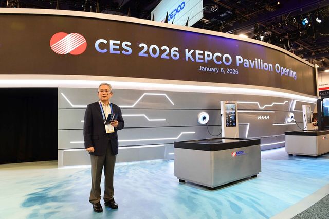 한국전력공사 김동철 사장이 지난 6일(현지시간) ‘CES 2026’ 한전관에서 전시 콘텐츠를 소개하고 있다. [사진=한국전력공사]