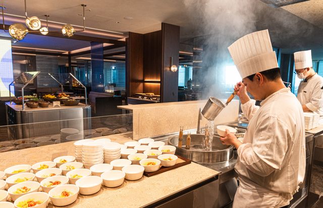 대한항공이 아시아나항공의 인천국제공항 제2여객터미널(T2) 이전을 앞두고 고객들의 라운지 이용 편의성을 높이기 위해 IT 및 빅데이터를 활용한 서비스 제고에 나선다. 사진은 인천국제공항 제2여객터미널 대한항공 프레스티지 동편(우측) 라운지의 모습. [사진=대한항공]