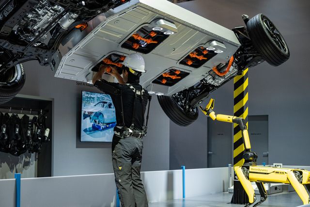 엑스블 숄더(X-ble Shoulder)를 활용한 윗보기 작업과 스팟 기반 품질 검사 과정을 시연하고 있다. [사진=현대자동차그룹]