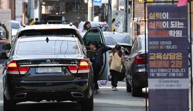 지난해 3월 13일 서울 강남구 대치동 학원가에서 한 어린이가 차에서 내리고 있다. [사진제공=뉴시스]
