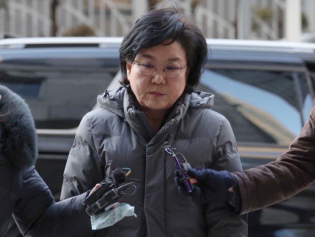 이혜훈 기획예산처 장관 후보자가 8일 서울 중구 예금보험공사에 마련된 청문회 준비 사무실로 출근하면서 취재진의 질문을 받고 있다. [사진제공=뉴시스]<br>