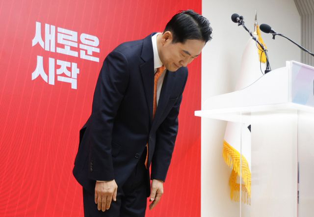 장동혁 국민의힘 대표가 7일 서울 여의도 당사에서 긴급 기자회견을 열고 당 쇄신안을 발표한 뒤 인사하고 있다.&nbsp;<br>