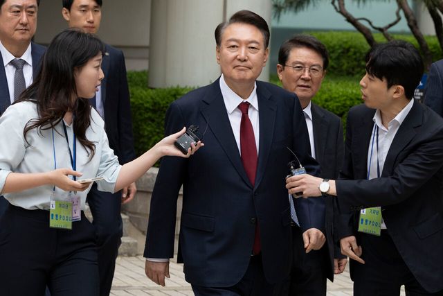 윤석열 전 대통령이 지난해 5월19일 서울 서초구 중앙지방법원에서 열린 내란 우두머리 혐의, 직권남용 권리행사방해 혐의 사건 4차 공판의 오전 재판을 마친 뒤 법정을 나서며 취재진 질문을 듣고 있다. [사진제공=뉴시스]