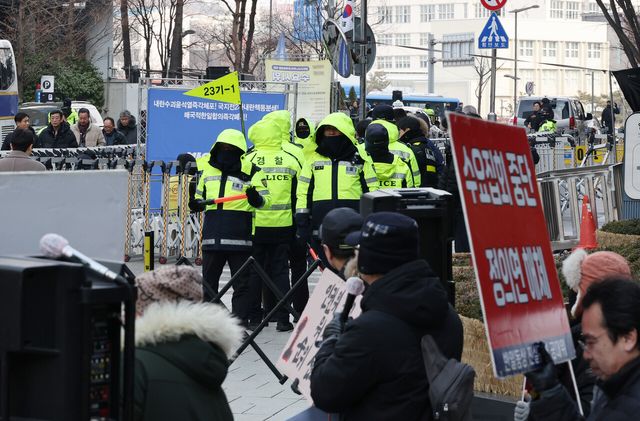 8일 서울 종로구 중학동에서 정의기억연대, 일본군 성노예제 문제해결을 위한 정기 수요시위가 이어지고 있는 가운데, 인근에서 반대시위가 진행되고 있다. [사진제공=뉴시스]