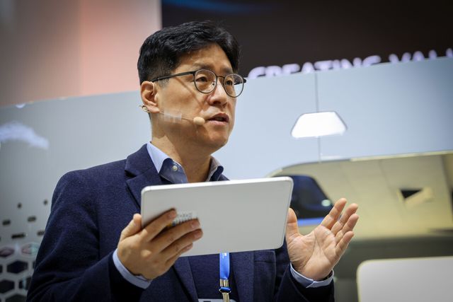 현대위아 TMS사업부 김남영 전무가 7일 미국 라스베이거스에서 열린 CES 2026 자사 부스에서 ‘분산배치형 HVAC(Heating, Ventilating, Air Conditioning)’이 적용된 체험 차량에 대해 설명하고 있다. [사진=현대위아]