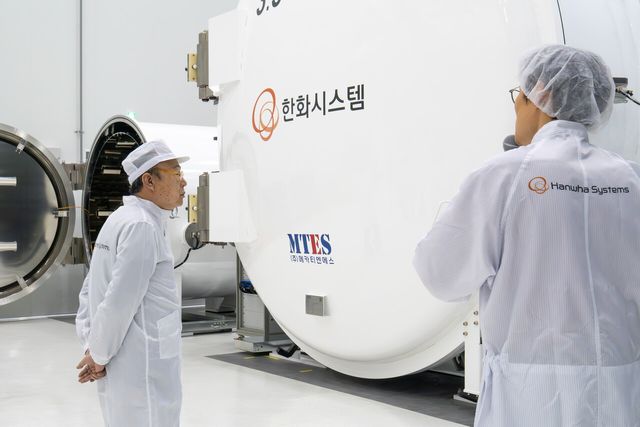 &nbsp;한화그룹 김승연 회장이 한화시스템 제주우주센터 내 진공상태, 극저온(-180℃), 극고온(150℃) 환경을 모사한 우주환경 시험장을 살펴보고 있다. [사진=한화그룹]<br>
