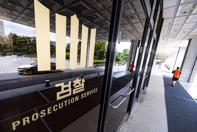 오는 10월 폐지를 앞둔 검찰청 청사 건물 입구. [사진제공=뉴시스]