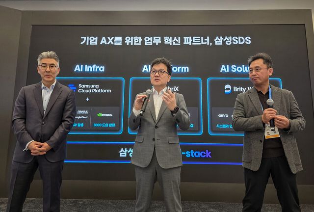 CES 2026 삼성SDS 프라이빗 부스에서 진행된 기자 간담회에서 (사진 왼쪽부터)이호준 클라우드서비스사업부장(부사장), 이준희 대표이사(사장), 송해구 솔루션사업부장(부사장)이 취재진 질문에 답변하고 있다. [사진=삼성SDS]