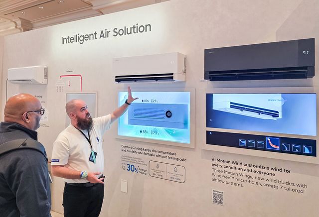 관람객들이 ‘CES 2026’에 마련된 삼성전자 단독 전시관에서 ‘AI 무풍콤보 프로(PRO) 벽걸이’ 에어컨을 체험하고 있다. [사진=삼성전자]
