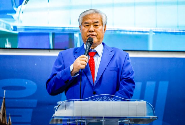 사랑제일교회 전광훈 목사가 지난해 11월 24일 서울 성북구 사랑제일교회에서 열린 국민저항권 특별기자회견에서 마이크를 들고 있다. [사진제공=뉴시스]<br>