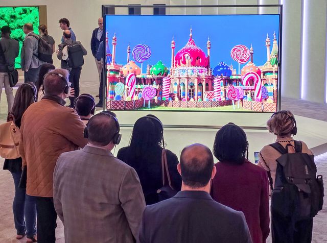 관람객들이 ‘CES 2026’에 마련된 삼성전자 단독 전시관에서 ‘130형 마이크로 RGB TV’를 살펴보고 있다. [사진=삼성전자]