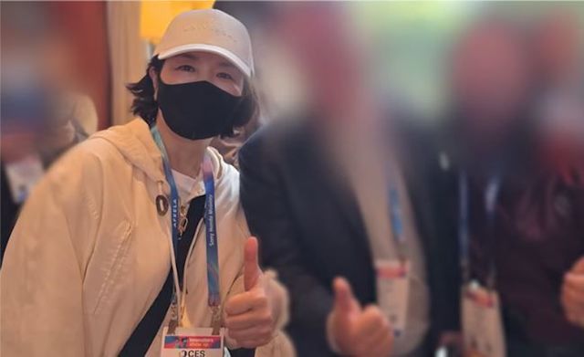 '1억 공천 뇌물' 의혹으로 수사를 앞둔 김경 서울시의원이 미국 라스베이거스에서 열린 CES(소비자 가전 전시회) 2026 현장에서 포착돼 논란이 일고 있다. [사진제공=뉴시스/MBC 뉴스 캡처]