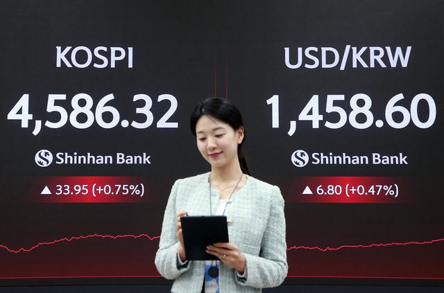 9일 코스피는 전 거래일보다 33.95포인트 오른 4586.32에 마감했다. [사진=신한은행]