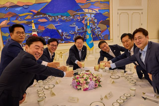 이재명 대통령이 지난 8월 19일 청와대에서 더불어민주당 당대표·후보자 만찬 간담회에 앞서 기념촬영을 하고 있다. 왼쪽 앞쪽부터 강훈식 비서실장, 송영길 당시 후보, 김민석 더불어민주당 대표, 이 대통령, 한병도 원내대표, 정청래 후보, 홍익표 정무수석. [사진제공=청와대]