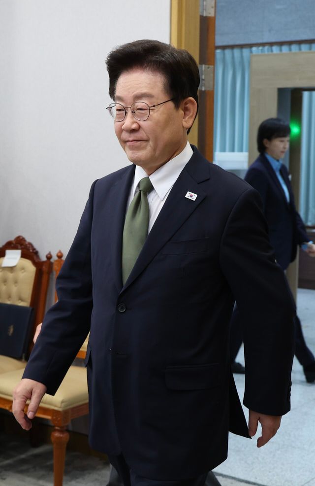 이재명 대통령이 1일 청와대에서 열린 수석보좌관회의에 입장하고 있다. [사진제공=뉴시스/청와대통신사진기자단]