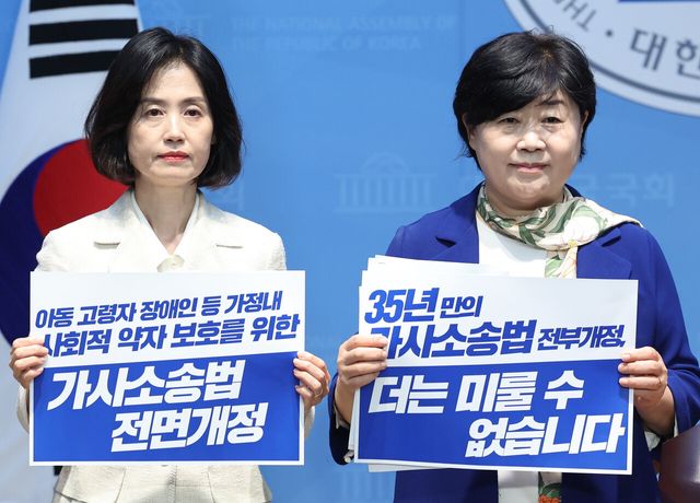 국회 법제사법위원회 위원장인 서영교(오른쪽) 더불어민주당 의원과 법사위 소속 박은정 조국혁신당 의원이 지난달 1일 여의도 국회 소통관에서 가사소송법 전부개정안 통과 촉구 기자회견을 하고 있다. [사진제공=뉴시스]