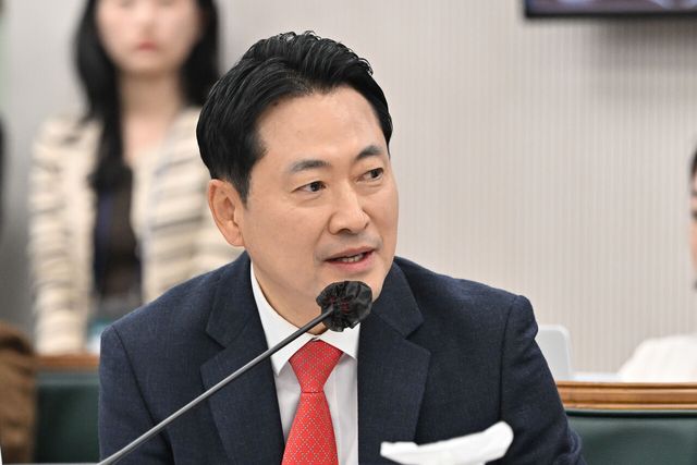 장동혁 국민의힘 당대표가 21일 오전 전남광주 북구 전남대학교 대학본부에서 열린 2026년도 국회 교육위원회 국립대학 국정감사에 참여해 질의하고 있다. [사진제공=뉴시스]