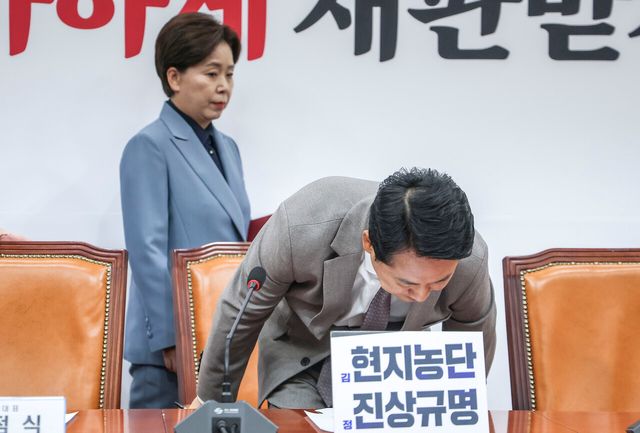 양향자 국민의힘 최고위원이 지난 19일 서울 여의도 국회에서 열린 최고위원회의에 참석하며 장동혁 대표 뒤로 지나가고 있다. [사진제공=뉴시스]