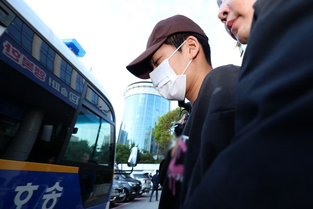 장모를 살해하고 아내를 납치한 혐의를 받고 있는 김성우(26)가 지난 20일 서울 송파구 송파경찰서에서 서울동부지방공소청으로 송치되고 있다. [사진제공-뉴시스]<br>