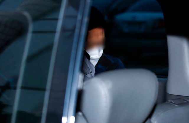 신변보호 대상자였던 전 여자친구 가족을 살해한 이석준(25)에게 피해자 가족 주소 등 정보를 알려준 혐의(개인정보보호법 위반 등)로 구속된 흥신소 운영자 A씨가 2021년 12월 23일 서울 송파경찰서에서 검찰로 송치되고 있는 모습. [사진제공-뉴시스]