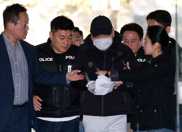 서울 강남구 역삼동 건물 2곳에 불을 지른 혐의를 받는 70대 남성 A씨가 지난 22일 오후 서울 서초구 서울중앙지방법원에서 진행되는 구속 전 피의자 심문(영장실질심사)에 출석하고 있는 모습. [사진제공=뉴시스]