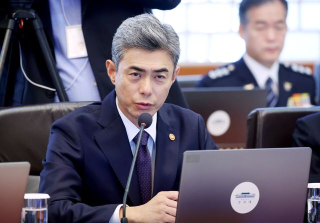국방부 강신철 장관이 6일 청와대에서 진행된 국무회의에 참석해 있다. [사진제공=뉴시스]