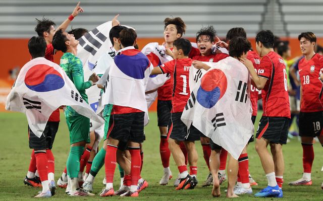 지난 3일(현지 시간) 일본 아이치현 도요타 스타디움에서 개최된 ‘2026 아이치·나고야 아시안게임’ 남자 축구 결승전에서 일본에 1-0 승리로 금메달을 차지한 한국 선수들이 환호하고 있다. [사진제공=뉴시스]<br>