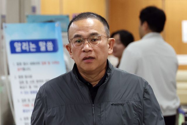 무상 여론조사 관련 정치자금법 위반 혐의를 받아 기소된 명태균씨가 항소심 선고기일을 위해 7일 서울고등법원으로 입장하고 있다. [사진제공=뉴시스]&nbsp;<br>