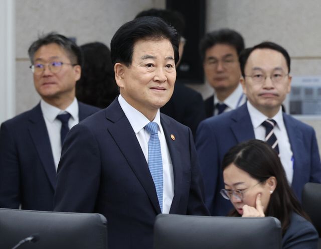 정동영 통일부 장관이 지난 7일 오전 서울 남북회담본부에서 열린 통일부, 북한이탈주민지원재단, 남북교류협력지원협회, 민주평화통일자문회의사무처 국정감사에 참석하고 있다. [사진제공=뉴시스]