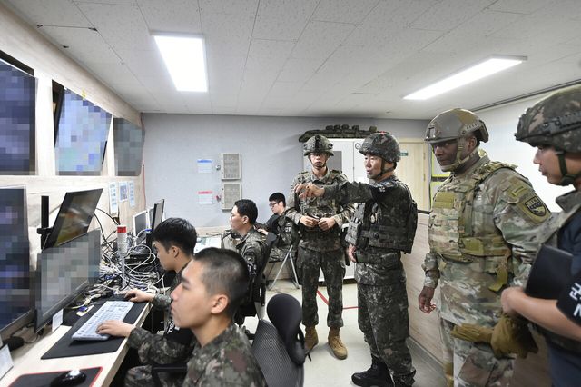 진영승 합참의장이 작년 10월 서부전선 접적지역 부대를 방문해 제이비어 브런슨 유엔사·연합사· 주한미군사령관과 현장지도 및 대비태세를 점검하는 모습. [사진제공=뉴시스]