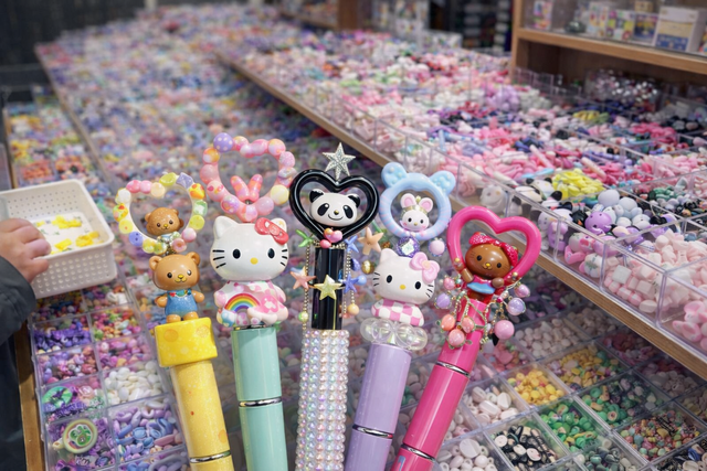 동대문 상가에서 유행 중인 볼펜 꾸미기 현상 [사진=챗GPT]