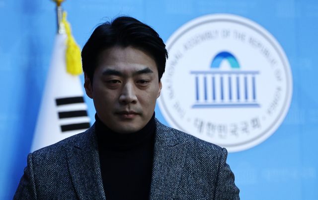 한준호 더불어민주당 의원이 1일 오전 서울 여의도 국회 소통관에서 조국혁신당과의 합당 제안 중단 요청 기자회견을 마치고 이동하고 있다. [사진제공=뉴시스]<br>