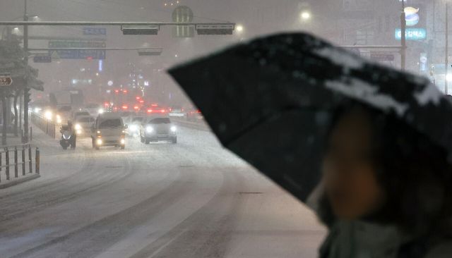 지난해 12월 4일 서울·인천·경기·강원 대설주의보 발효된 4일 서울 중구 도심에 눈이 내리고 있다. [사진제공=뉴시스]<br>