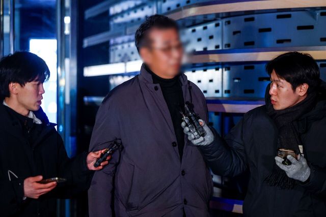 인천 강화군의 중증장애인 거주시설 색동원에서 제기된 성폭력 의혹 관련 장애인 강간·강제추행 등의 혐의를 받는 시설장 A씨가 지난 4일 서울 중구 서울경찰청 여성대상범죄특별수사팀에서 조사를 마친 뒤 나오고 있다. [사진제공=뉴시스]<br>