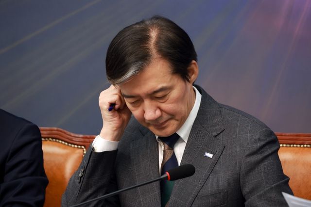 &nbsp;조국 조국혁신당 대표가 9일 서울 여의도 국회에서 열린 최고위원회의에서 생각에 잠겨 있는 모습. [사진제공=뉴시스]<br>