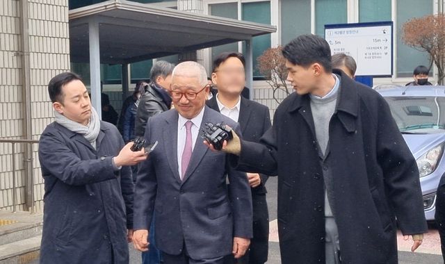 중대재해처벌법 위반 혐의로 기소된 삼표그룹 정도원 회장이 10일 오후 2시50분께 1심 선고 이후 법정을 나오고 있다. [사진=뉴시스]