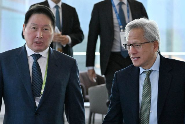 엔비디아 젠슨 황 CEO와 대한상공회의소를 이끌고 있는 SK그룹 최태원 회장이 2025년 10월 31일 경북 경주시 경주예술의전당에서 열린 아시아태평양경제협력체(APEC) CEO 서밋에서 환담을 나누고 있다. [사진=뉴시스]