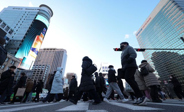 지난 1월 2일 서울 종로구 한 도로에 시민들이 출근하기 위해 걸음을 재촉하고 있다. [사진제공=뉴시스]<br>