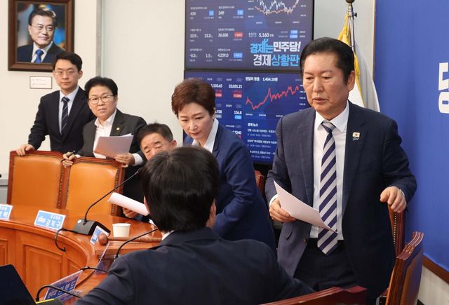 정청래 더불어민주당 대표가 9일 오전 서울 여의도 국회에서 열린 최고위원회를 마치고 나가려하자 황명선 최고위원이 대화를 시도하고 있다. [사진제공=뉴시스]