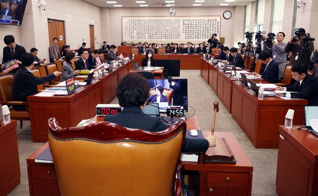 &nbsp;추미애 국회 법제사법위원장이 11일 오후 서울 여의도 국회에서 열린 법제사법위원회 전체회의에서 의사봉을 두드리고 있다. [사진제공=뉴시스]<br>