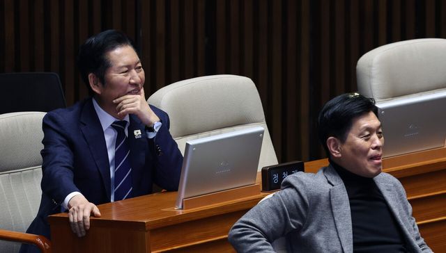 정청래 더불어민주당 대표와 조승래 사무총장이 11일 오후 서울 여의도 국회에서 열린 제432회국회(임시회) 제6차 본회의에 출석해 있다. [사진제공=뉴시스]